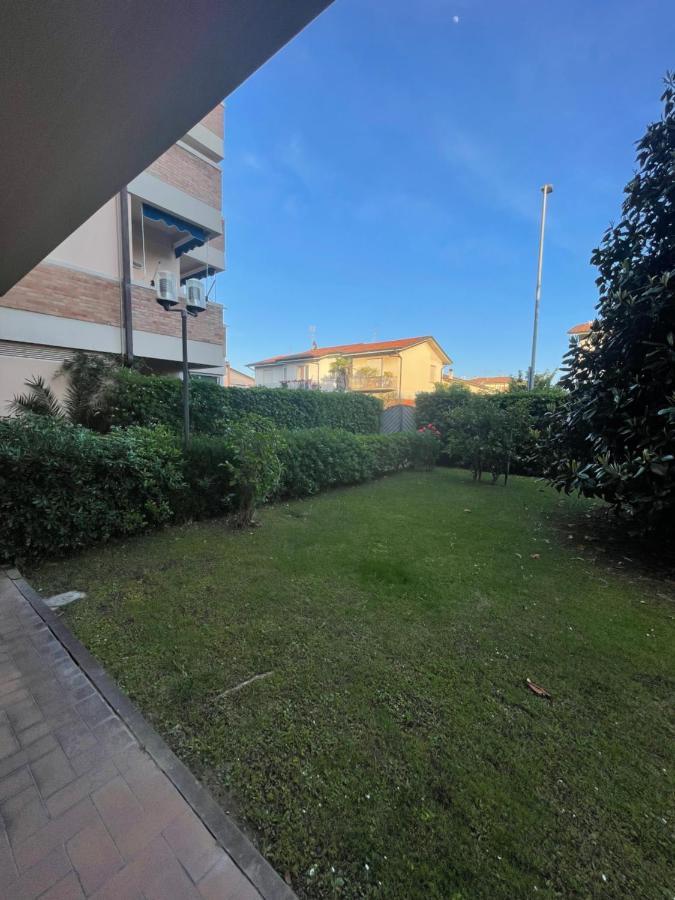 Viareggio Sabbia Bianca Apartment Bagian luar foto